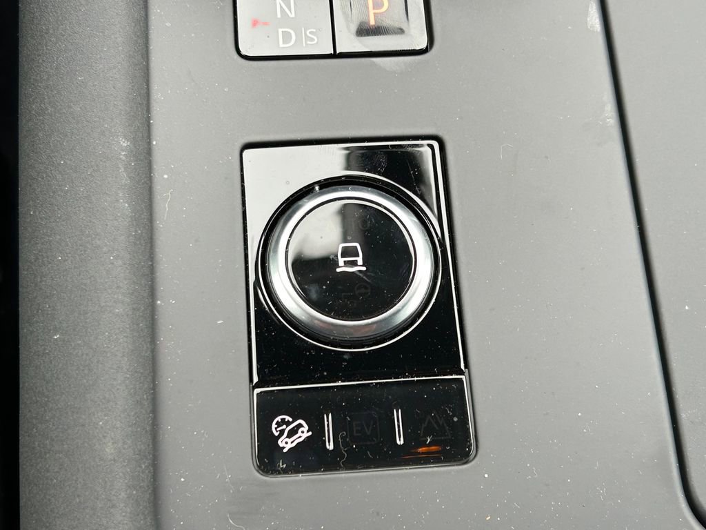 Used 2025 Land Rover Discovery S image 34