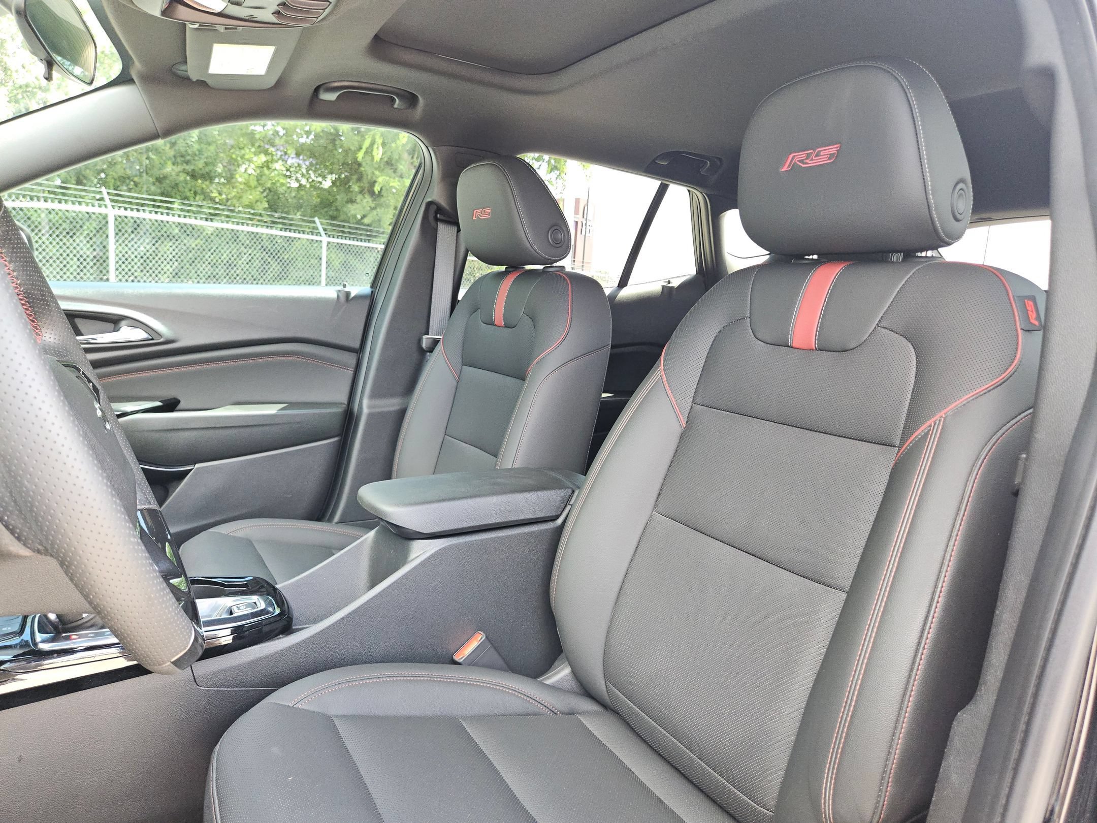 Used 2024 Chevrolet Trax RS w/ Sunroof Package FWD image 13