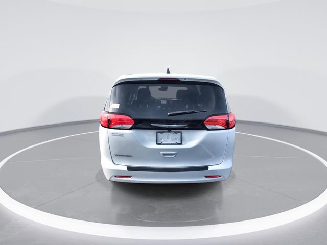 Used 2023 Chrysler Voyager LX image 7