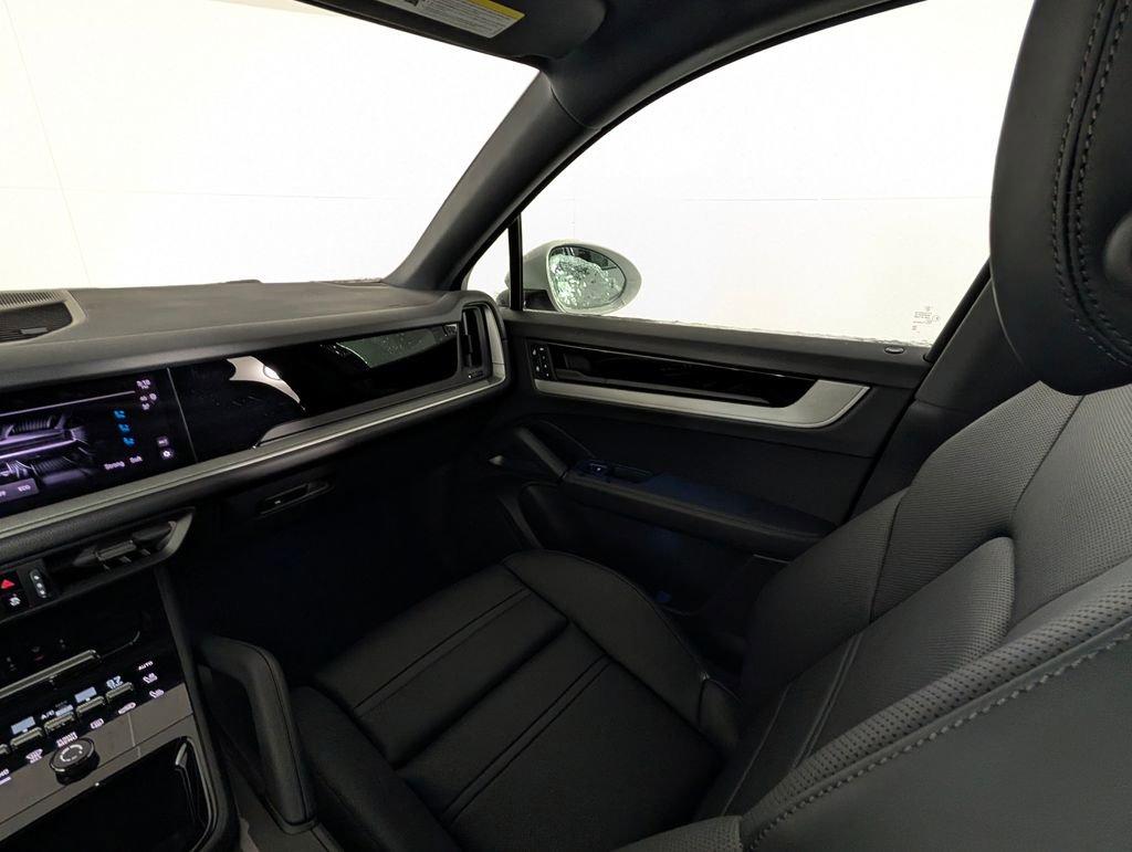 Certified 2025 Porsche Cayenne Coupe image 22