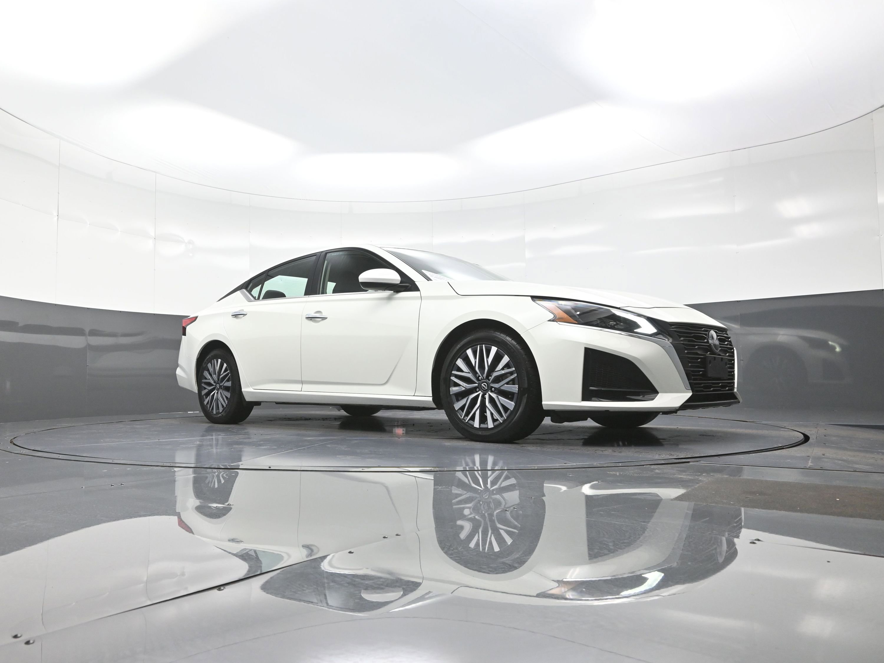 Used 2023 Nissan Altima 2.5 SV image 9