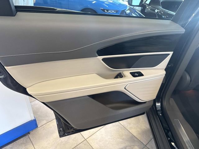 Used 2025 Lincoln Nautilus Premier AWD/4WD image 16