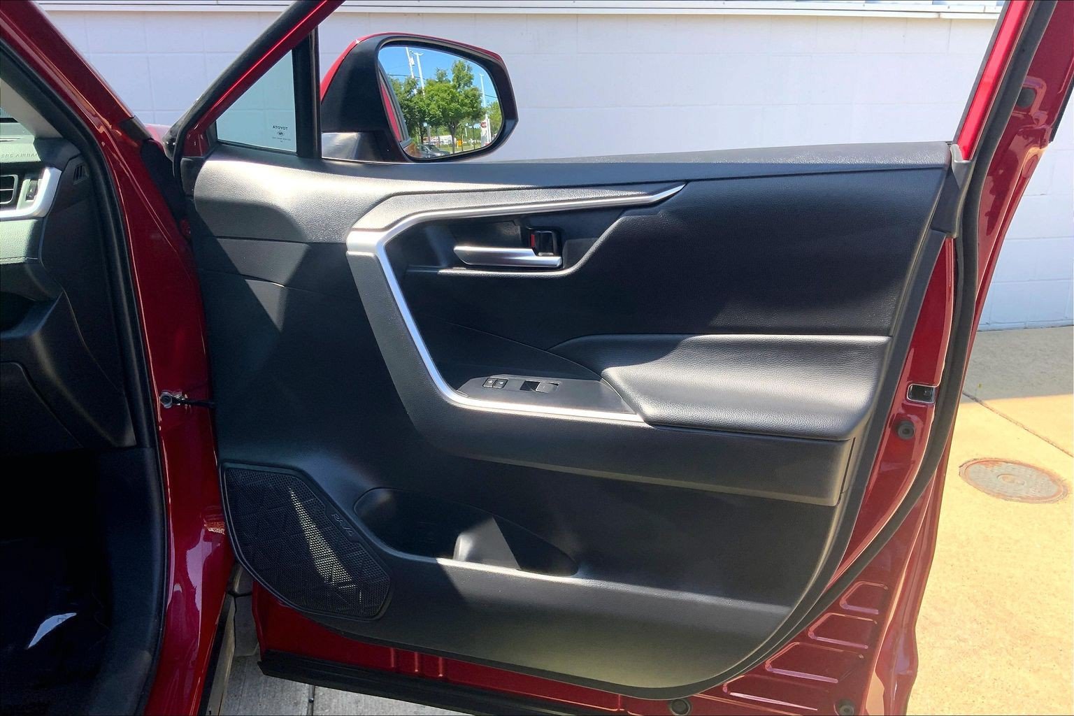 Used 2025 Toyota RAV4 XLE AWD/4WD image 28