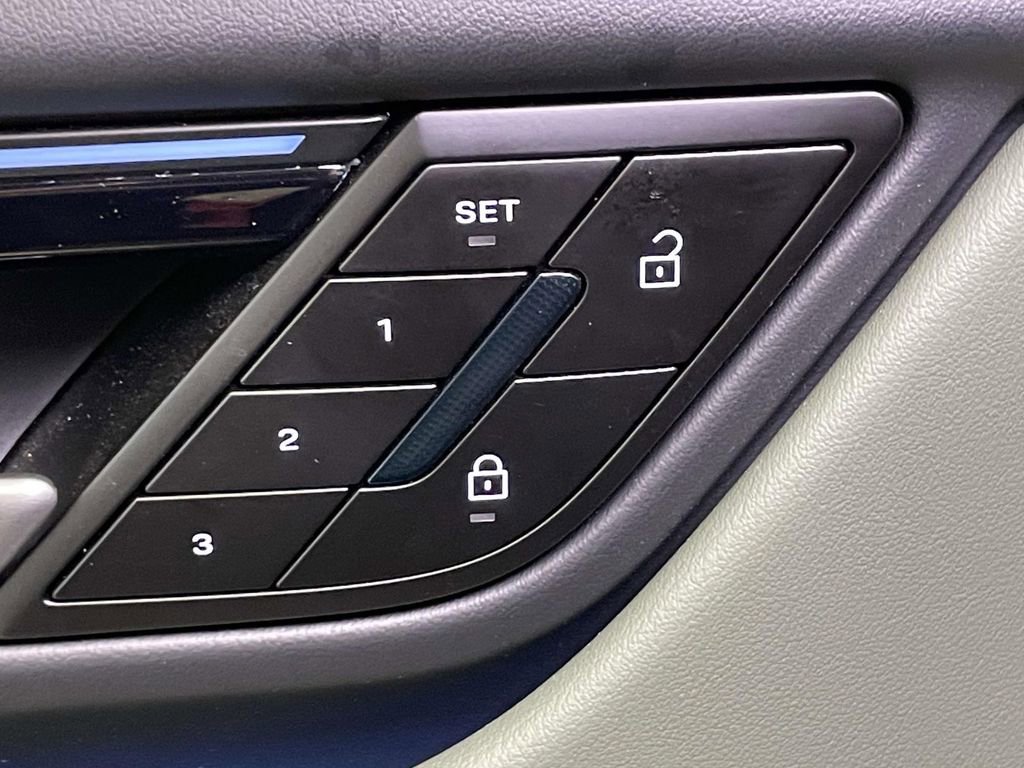 Certified 2025 Porsche Macan 4 Electric image 35