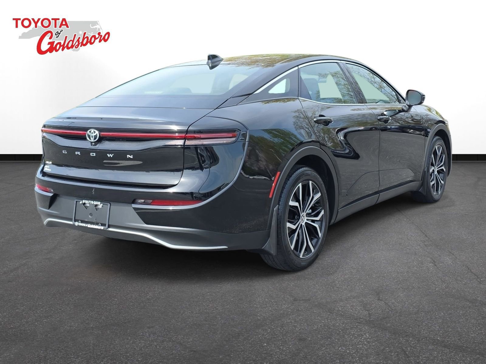 Used 2023 Toyota Crown XLE image 5