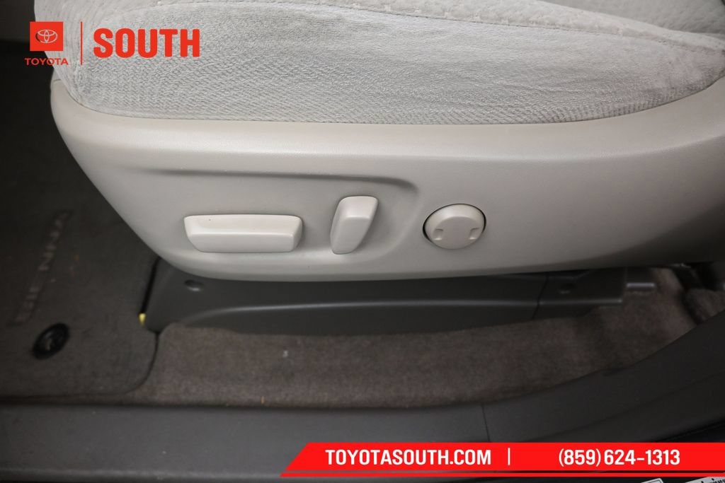 Used 2014 Toyota Sienna LE AWD/4WD image 19