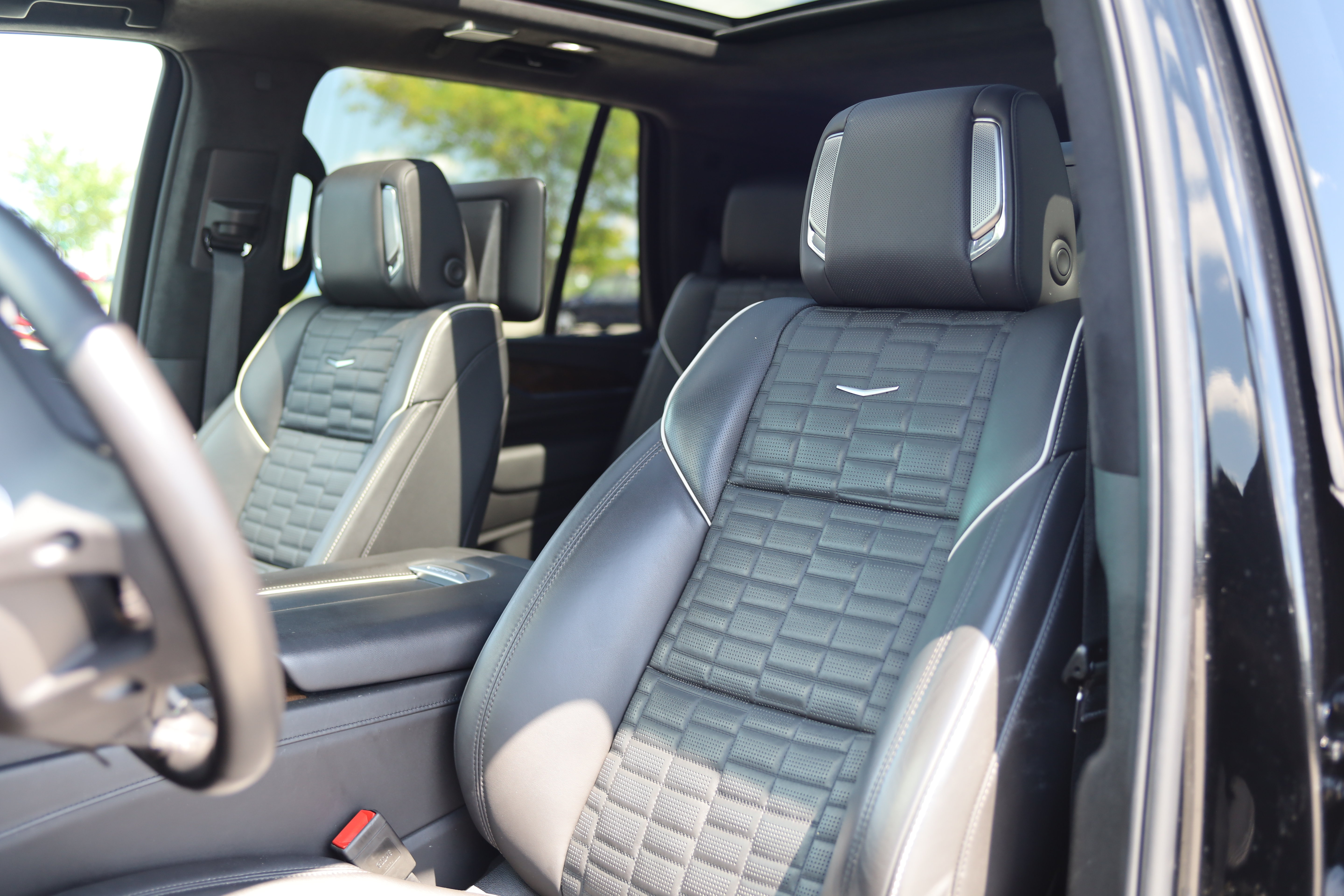 Used 2024 Cadillac Escalade Sport Platinum w/ LPO, ONYX Package AWD/4WD image 18