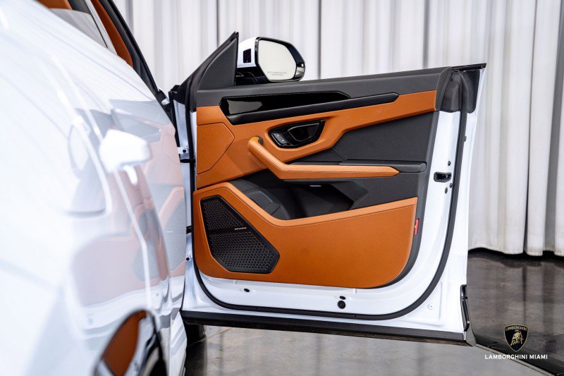 Used 2025 Lamborghini Urus SE image 37