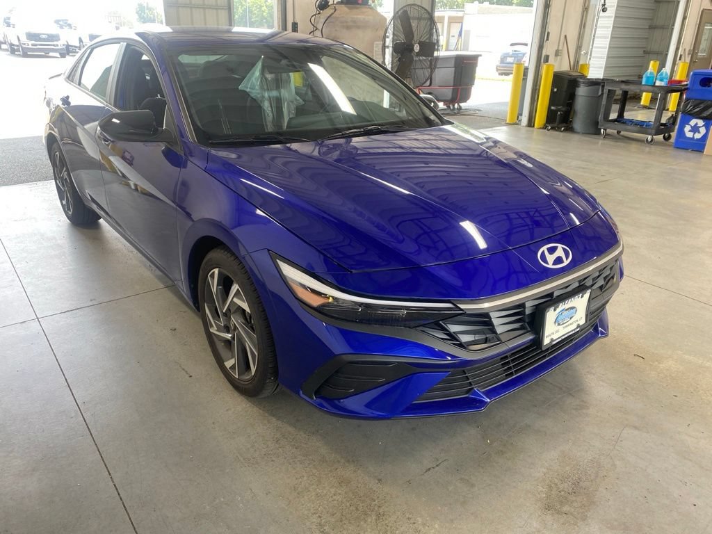 Used 2025 Hyundai Elantra Sport FWD image 1