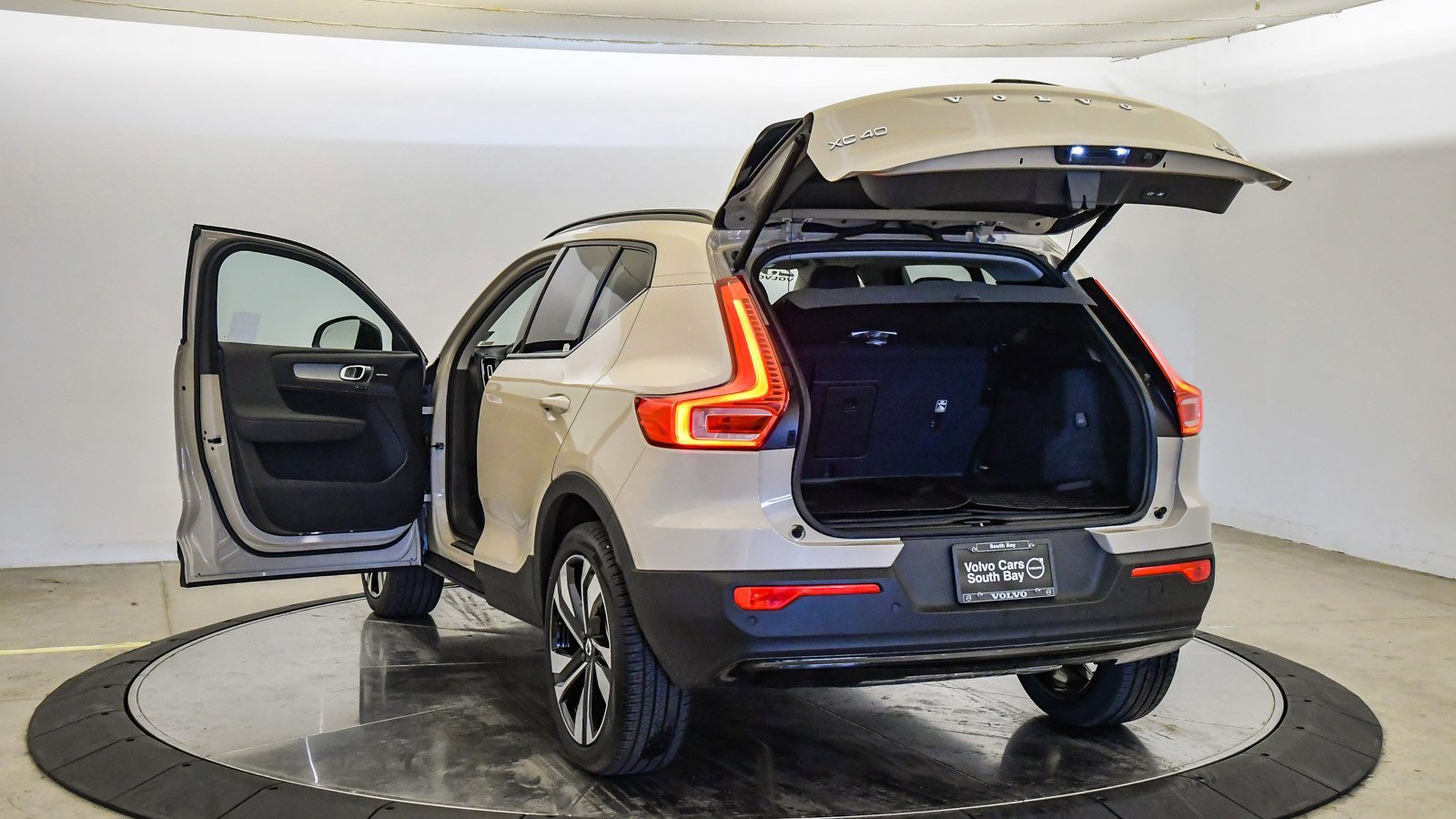 Certified 2025 Volvo XC40 B5 Ultra w/ Climate Package image 29