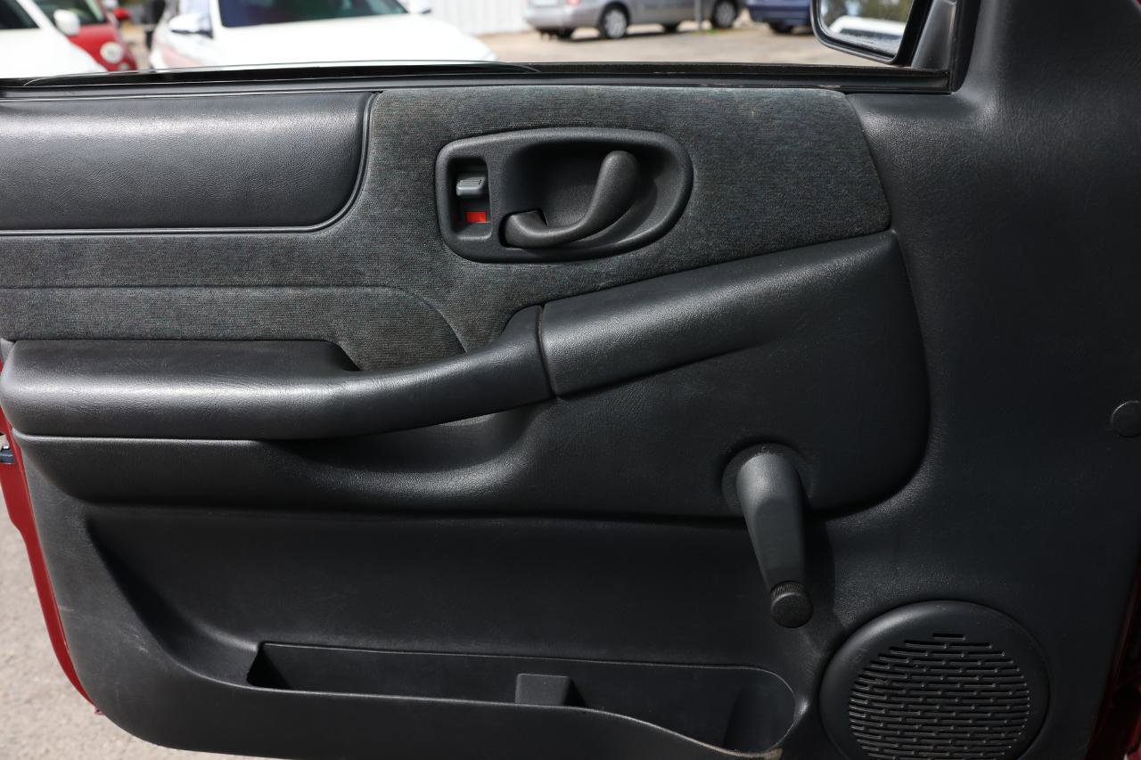 Used 2000 GMC Sonoma SLS w/ SLS Super Spec Pkg 1 image 28