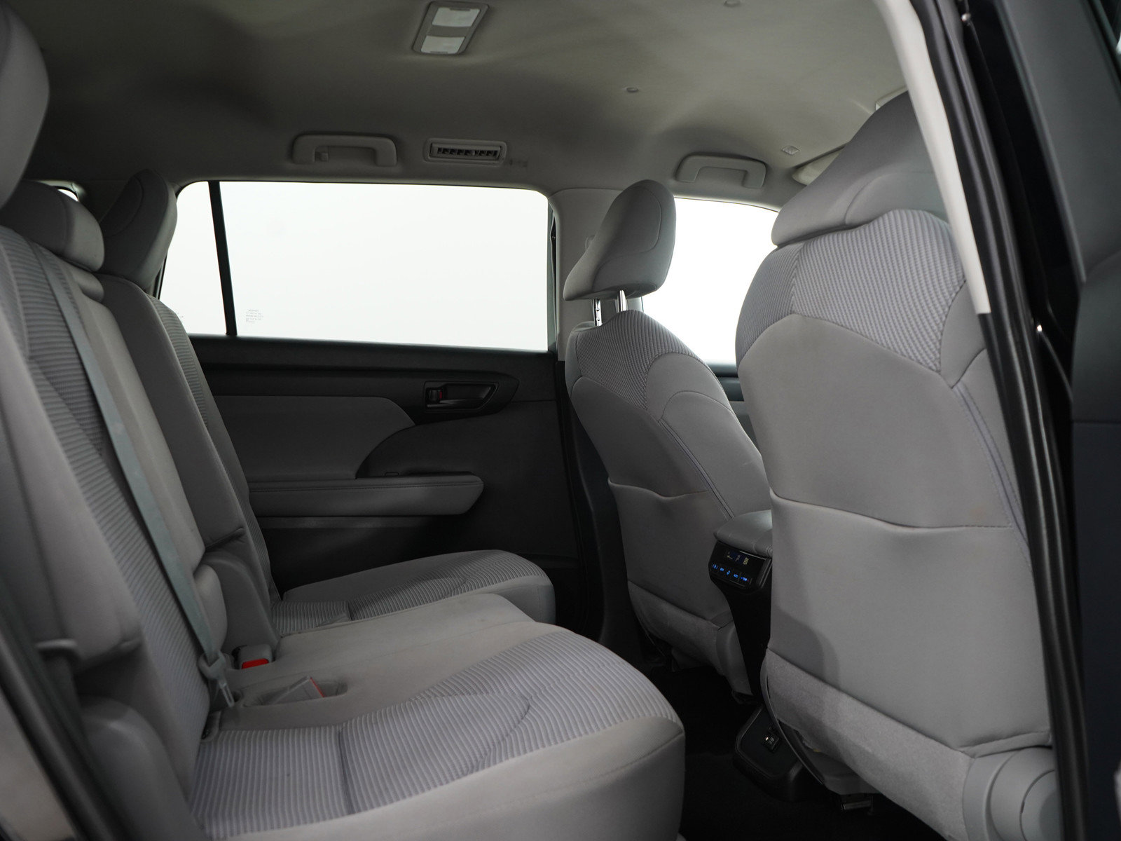 Used 2020 Toyota Highlander LE AWD/4WD image 12