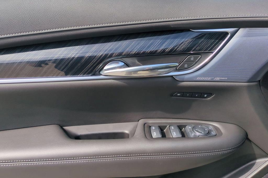 Used 2025 Cadillac XT6 Premium Luxury image 25