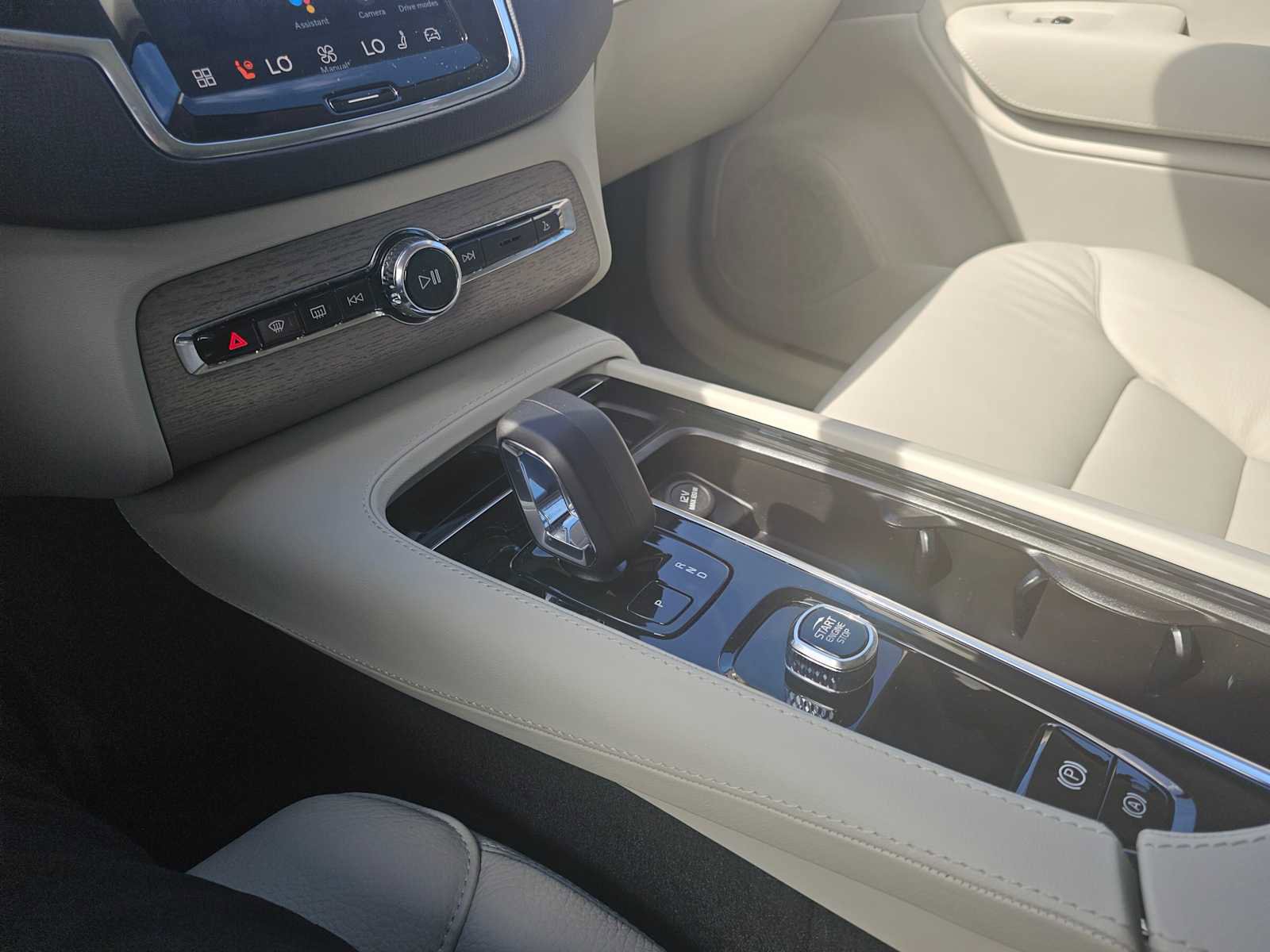 Used 2025 Volvo XC90 T8 Plus w/ Protection Package Premier image 29