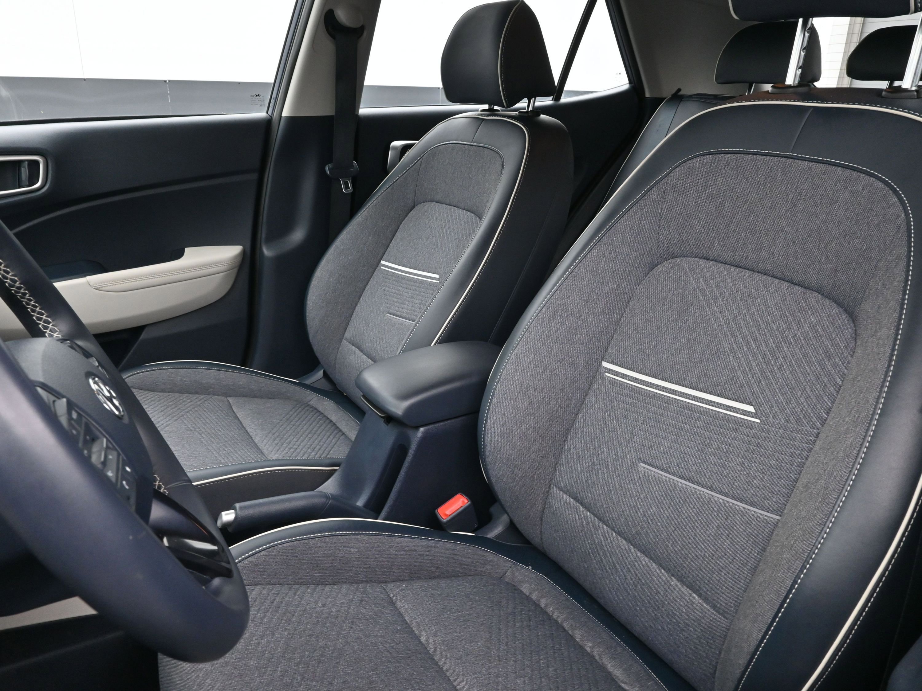 Used 2023 Hyundai Venue Limited w/ Cargo Package image 10