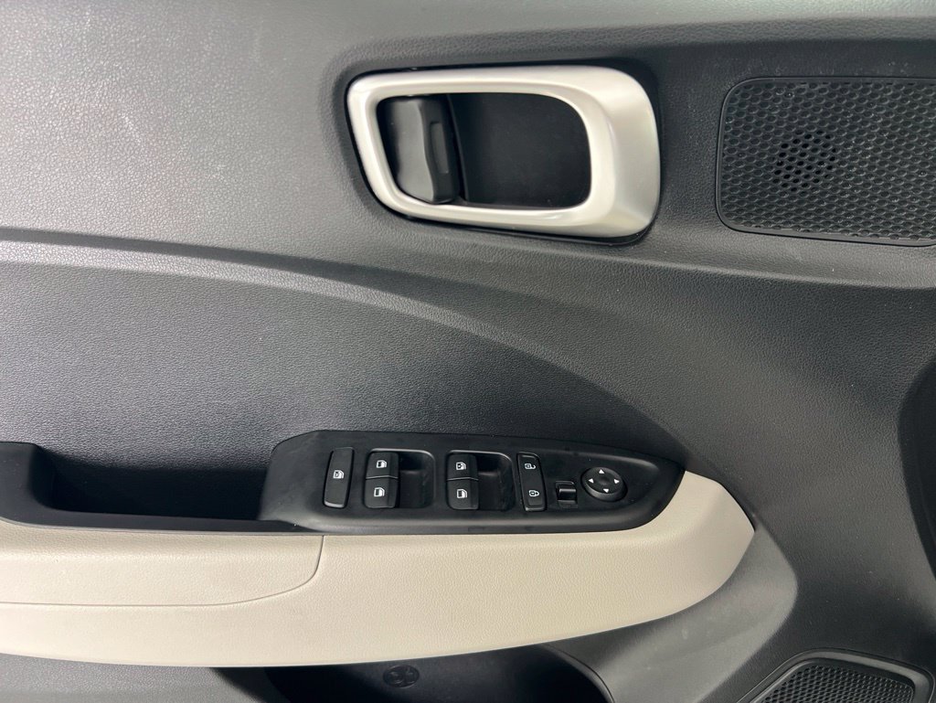 Used 2025 Hyundai Venue SEL FWD image 21