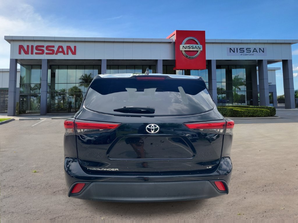 Used 2022 Toyota Highlander LE FWD image 3