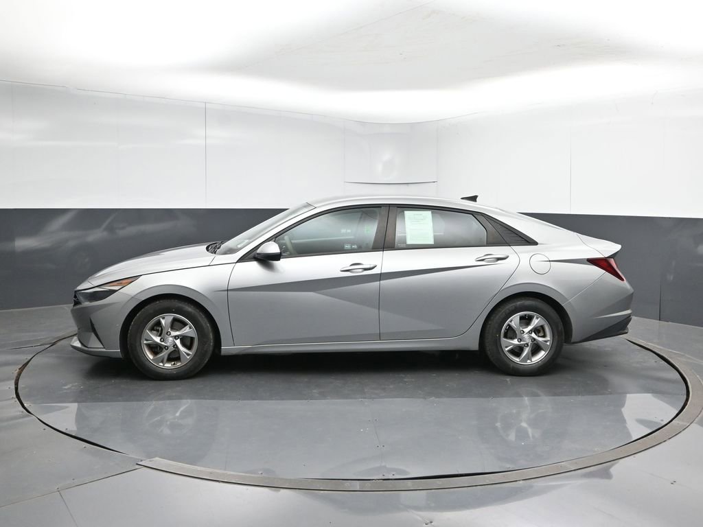 Used 2021 Hyundai Elantra SE FWD image 2