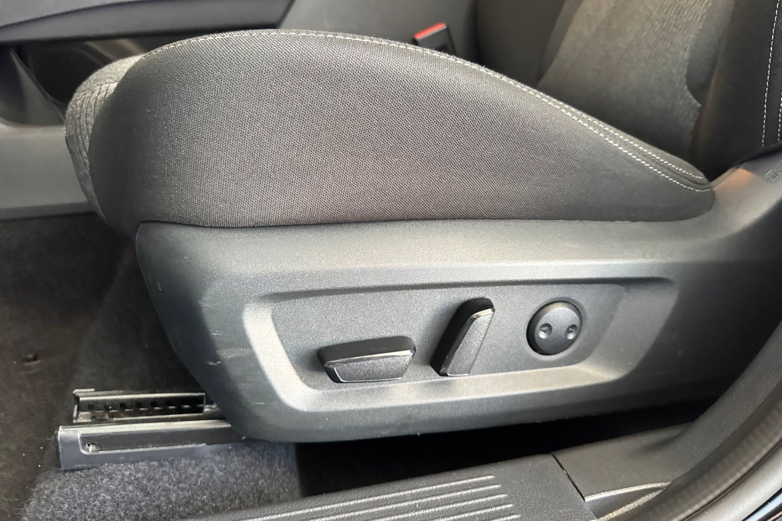 Used 2025 Nissan Rogue SV AWD/4WD image 14