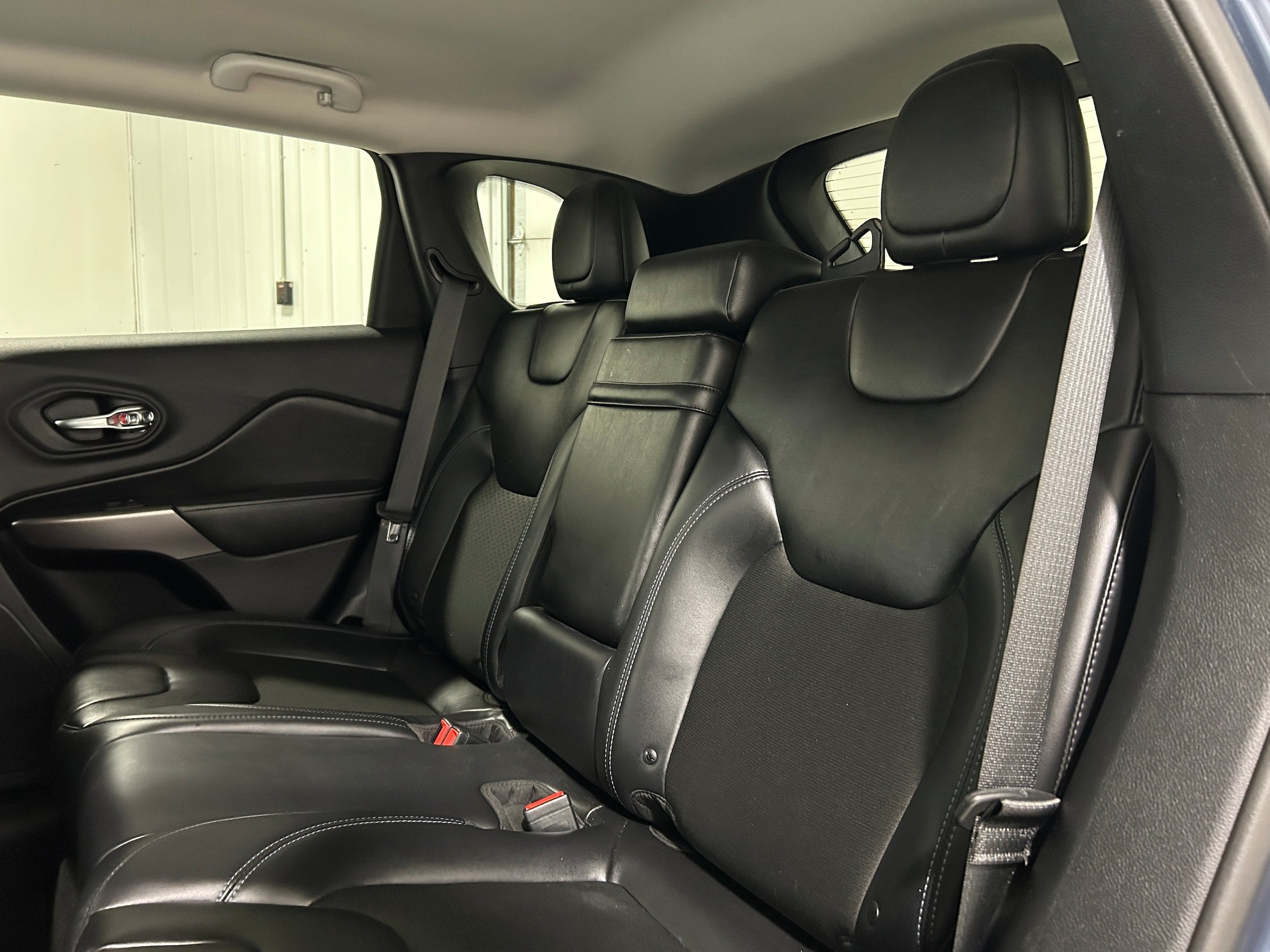 Used 2019 Jeep Cherokee Latitude Plus AWD/4WD image 31