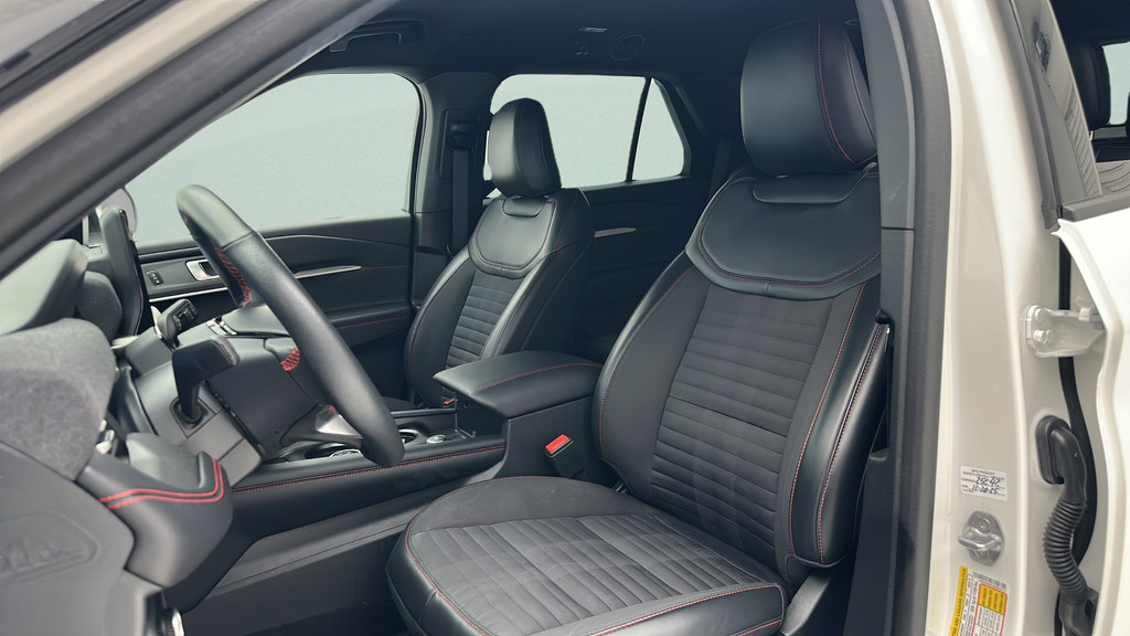 Used 2025 Ford Explorer ST-Line w/ ST-Line Street Pack AWD/4WD image 15