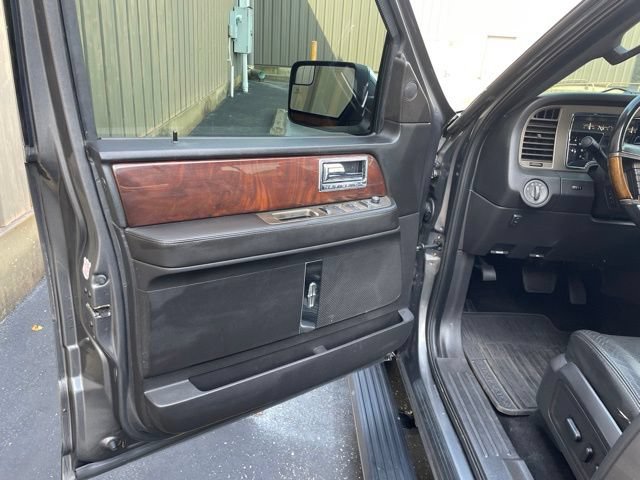 Used 2012 Lincoln Navigator 4WD image 20