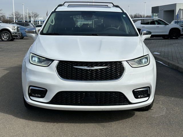Used 2022 Chrysler Pacifica Limited w/ Uconnect Theater Family Group AWD/4WD image 2