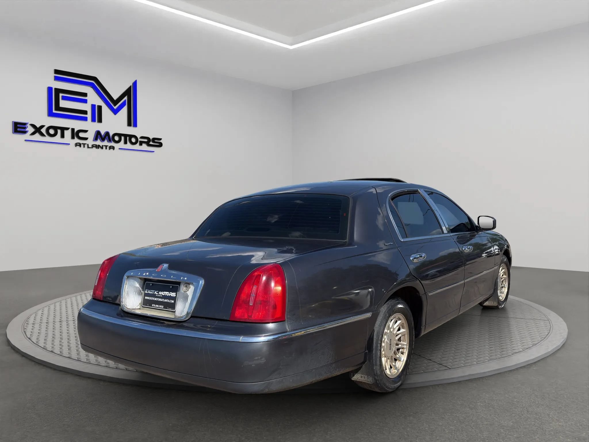 Used 1998 Lincoln Town Car Signature RWD image 4