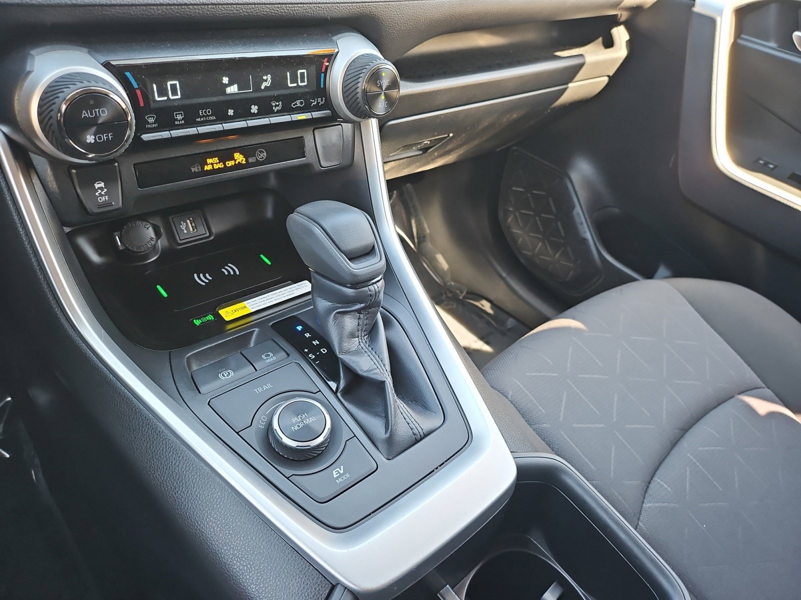 Used 2025 Toyota RAV4 XLE AWD/4WD image 24