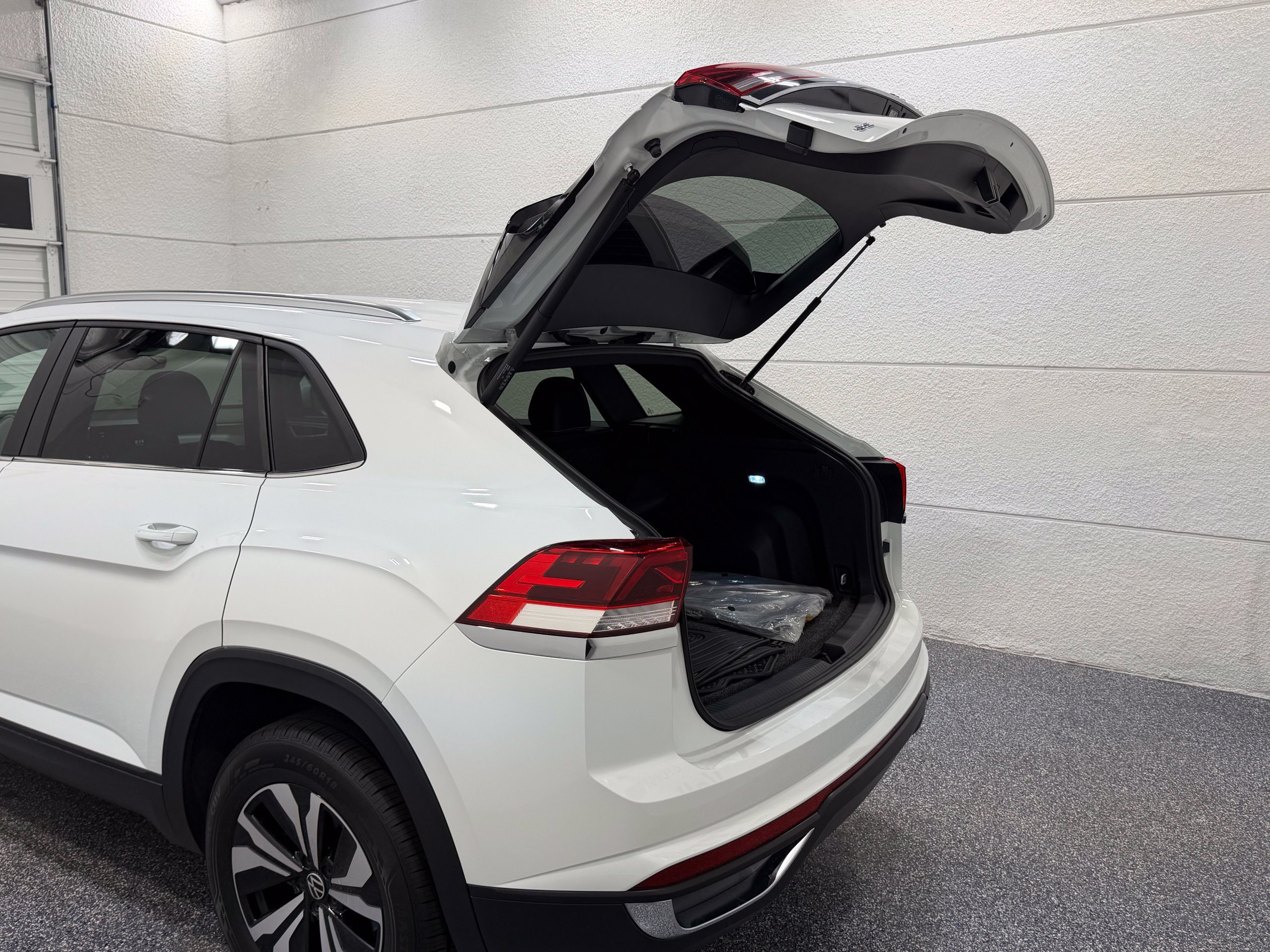 Certified 2024 Volkswagen Atlas Cross Sport SE FWD image 23