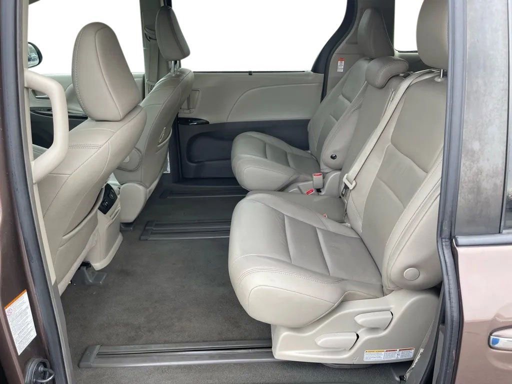 Used 2019 Toyota Sienna XLE image 13