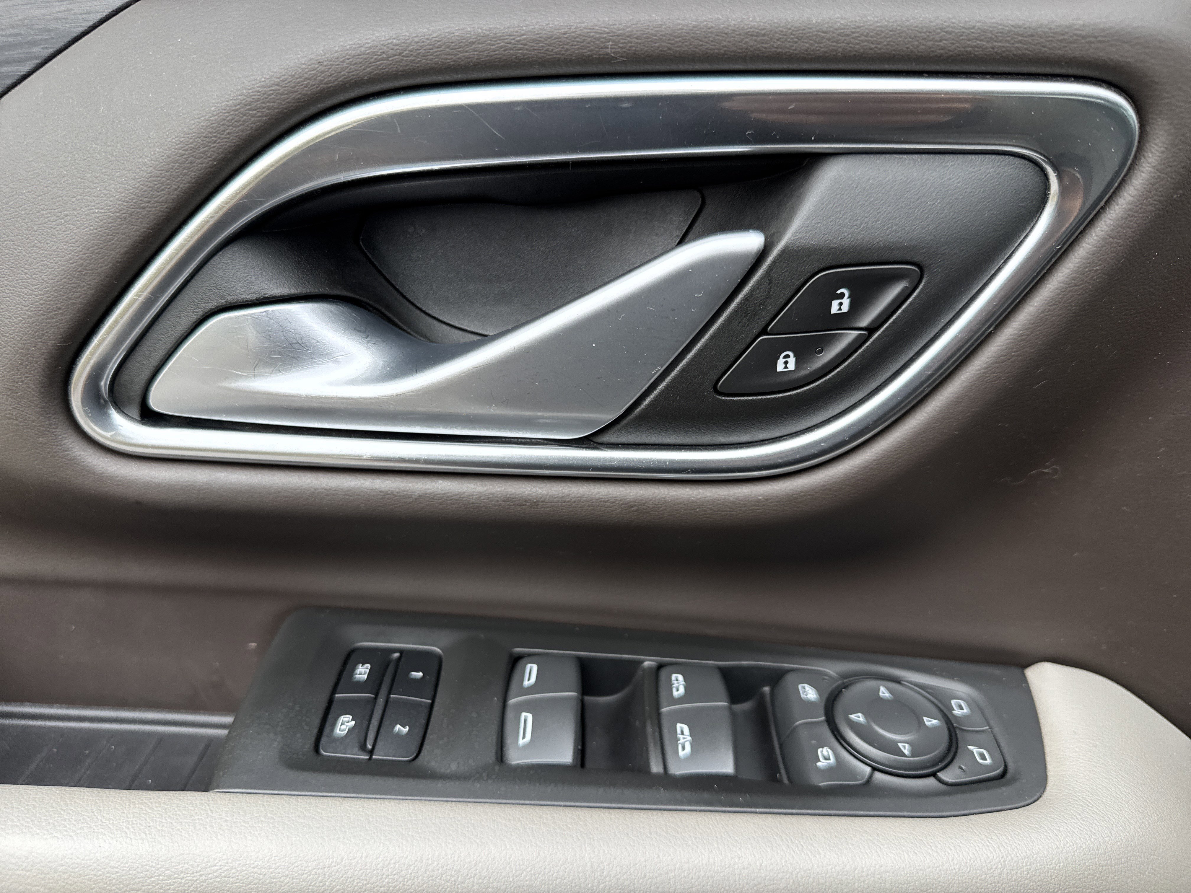 Used 2022 GMC Yukon SLT w/ SLT Premium Package image 15