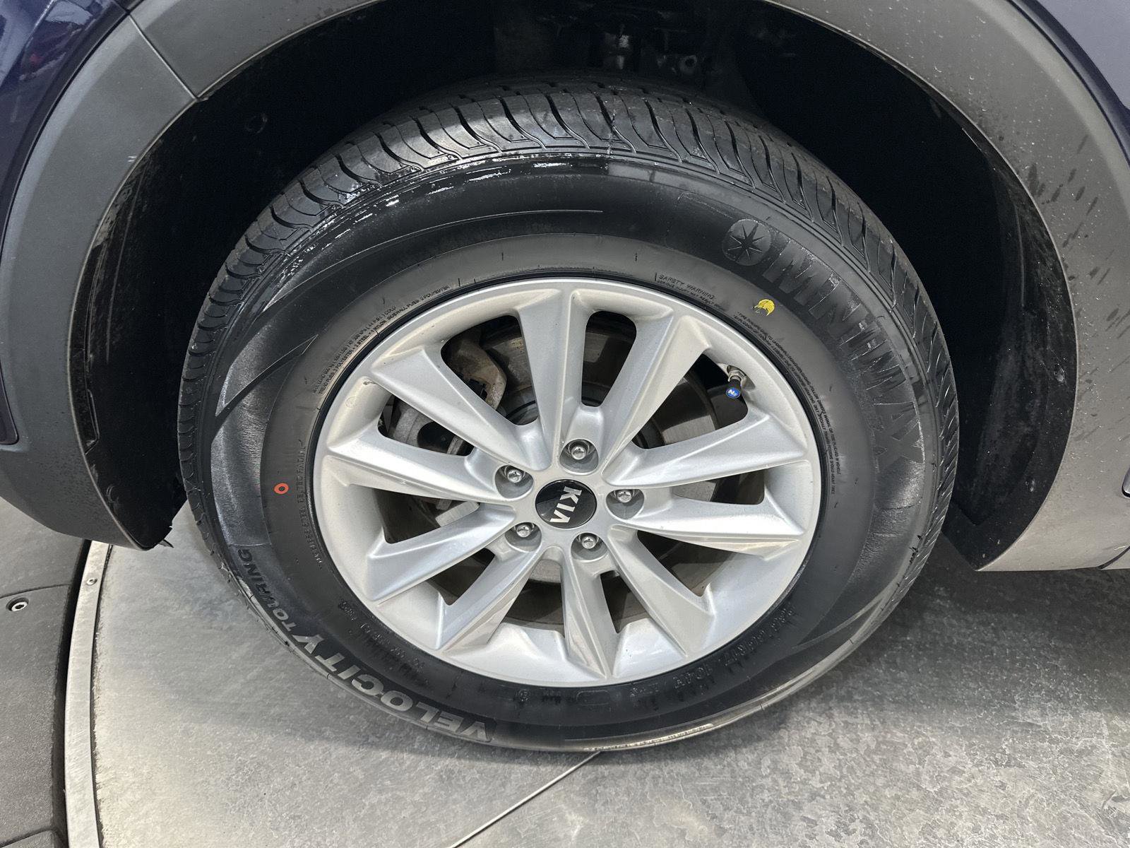 Used 2020 Kia Sorento LX image 9