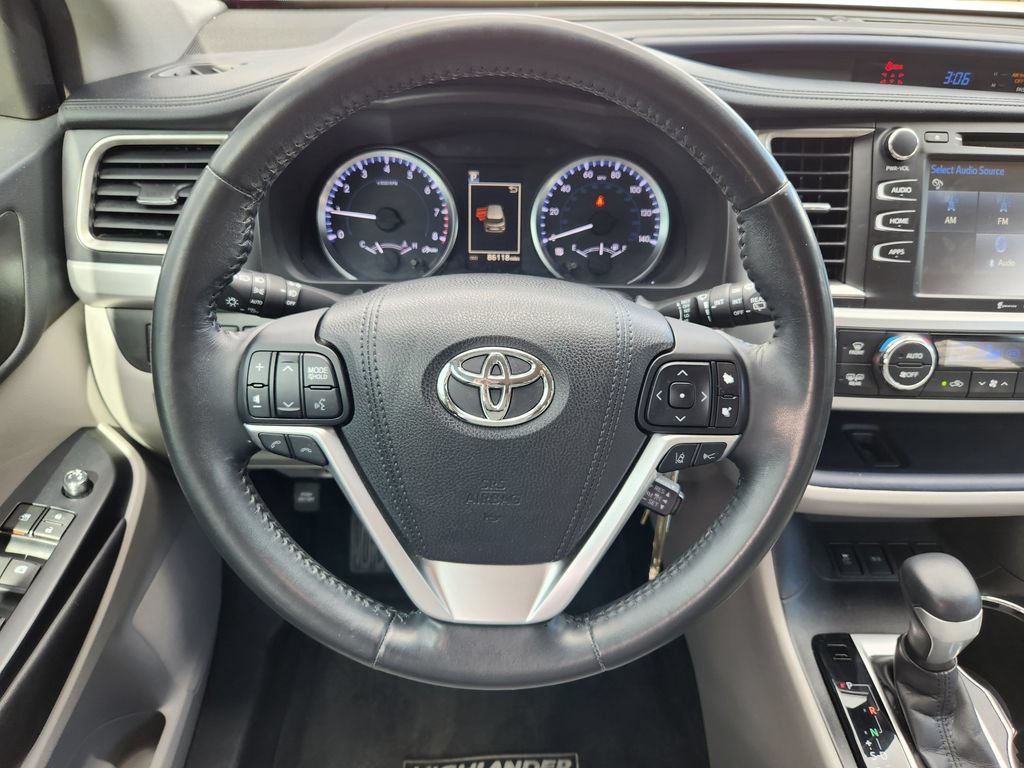 Used 2017 Toyota Highlander Plus FWD image 16