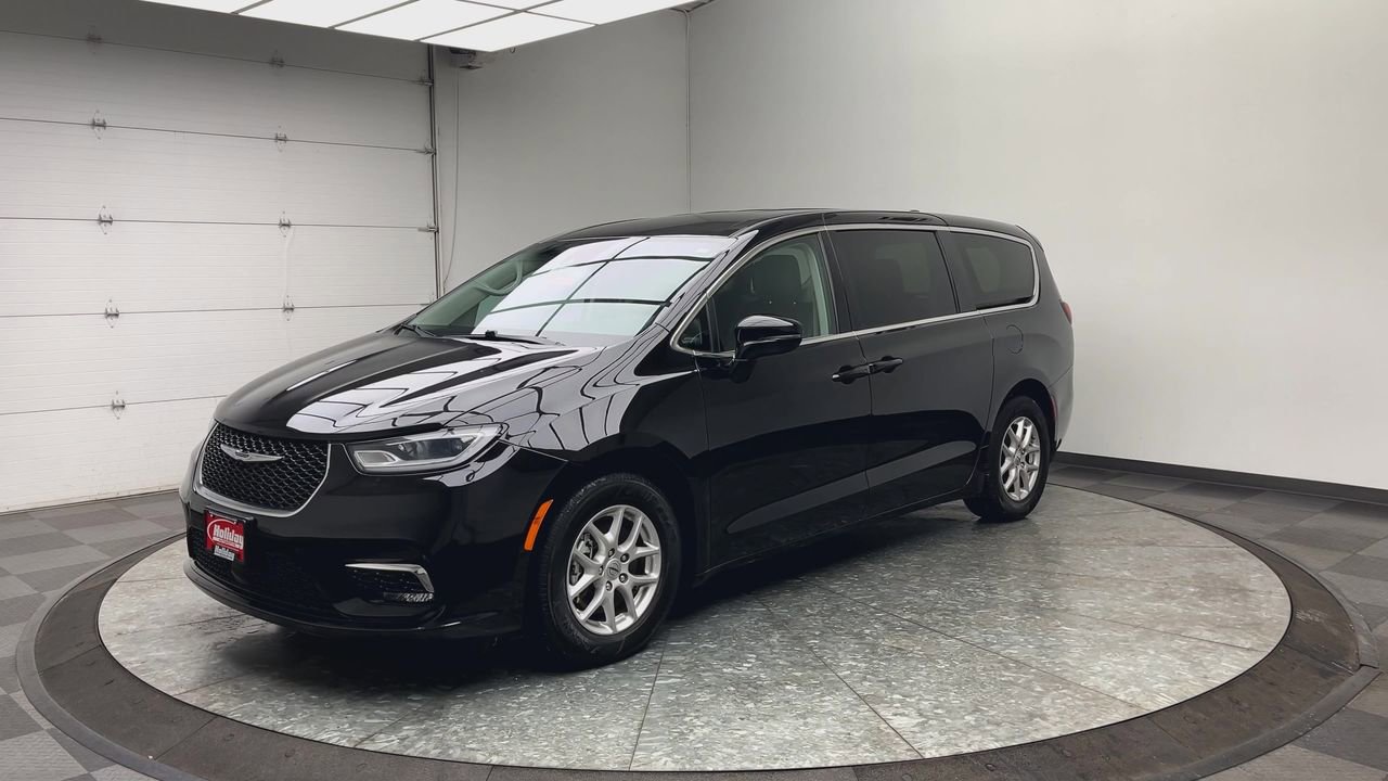 Used 2024 Chrysler Pacifica Touring-L FWD image 35