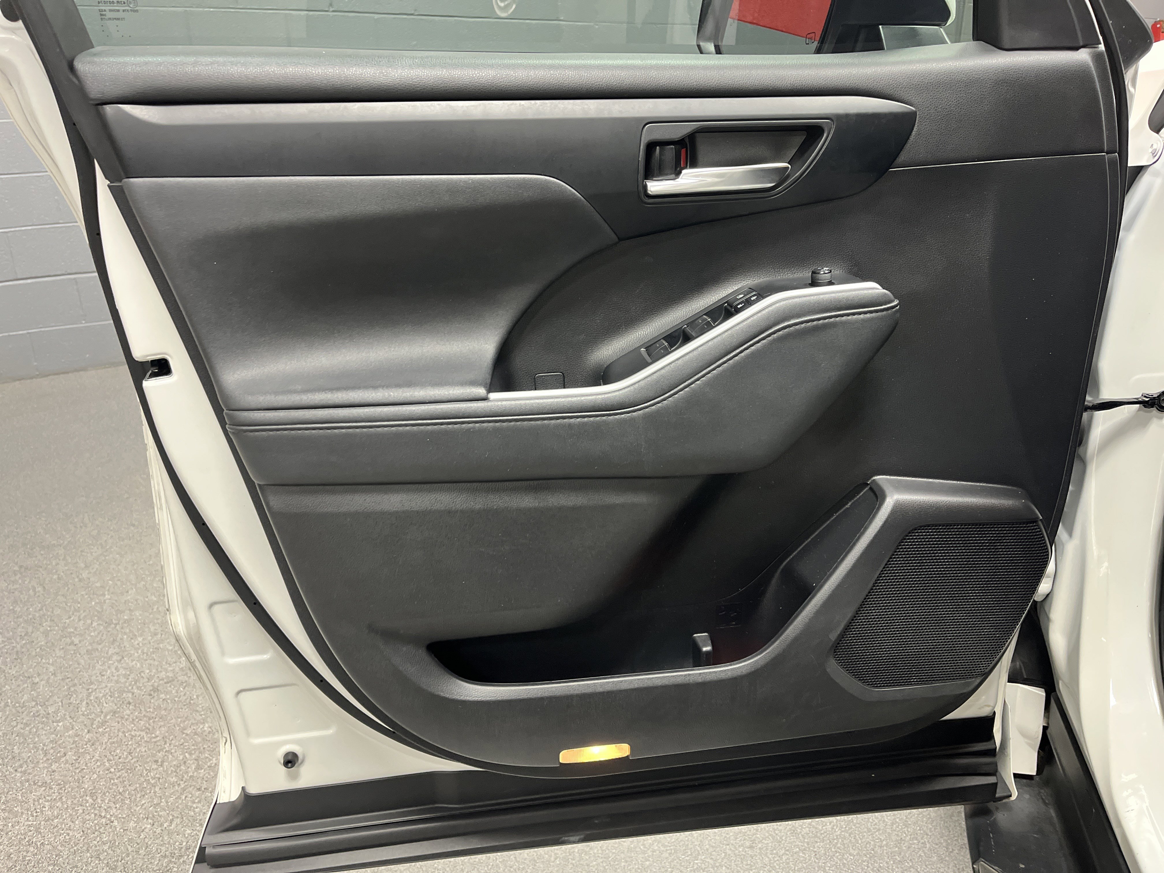 Used 2021 Toyota Highlander XLE image 14