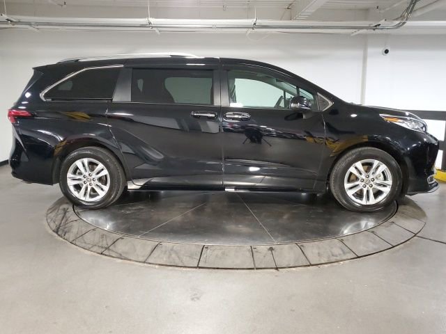 Used 2024 Toyota Sienna Limited image 9