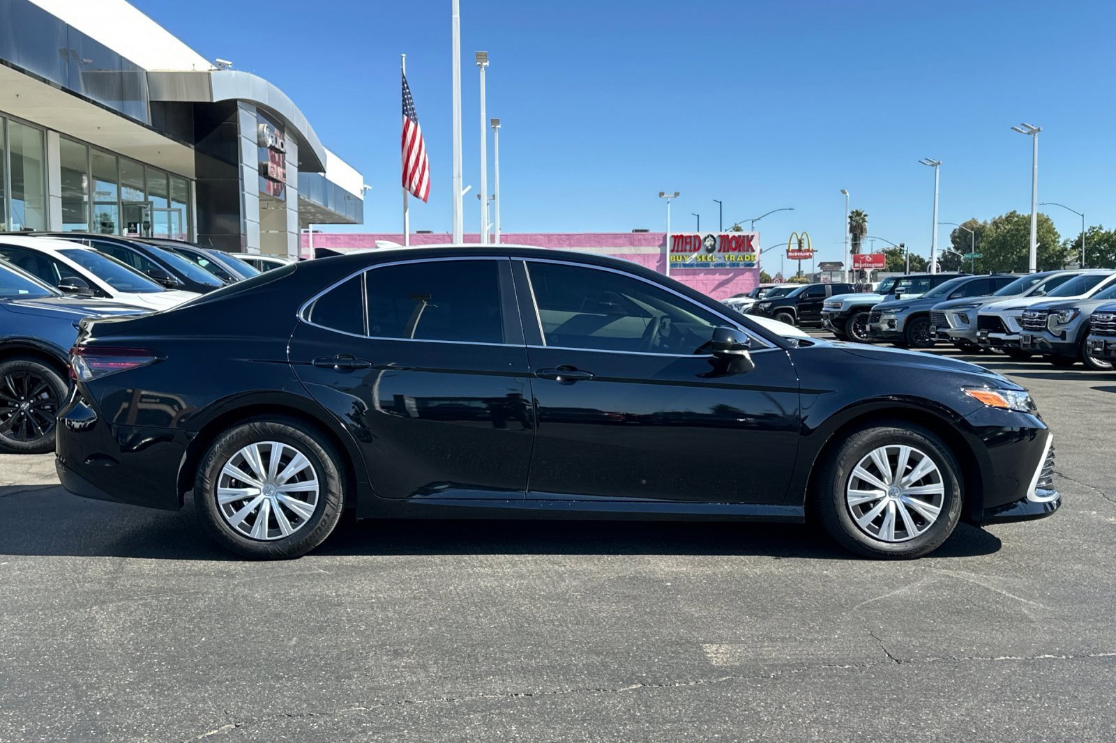 Used 2023 Toyota Camry LE image 3