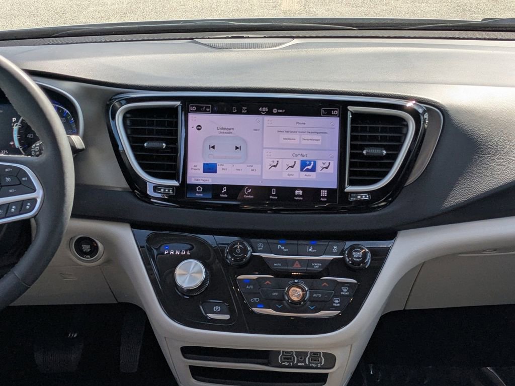Used 2024 Chrysler Pacifica Touring-L image 17