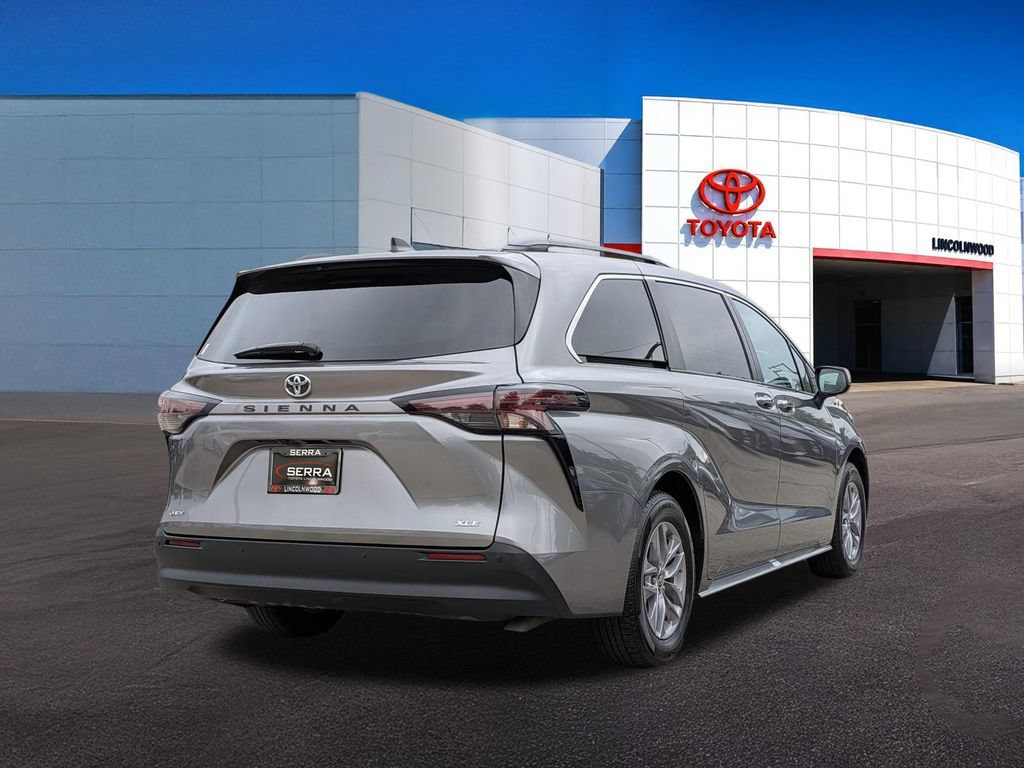 Used 2026 Toyota Sienna XLE FWD image 10