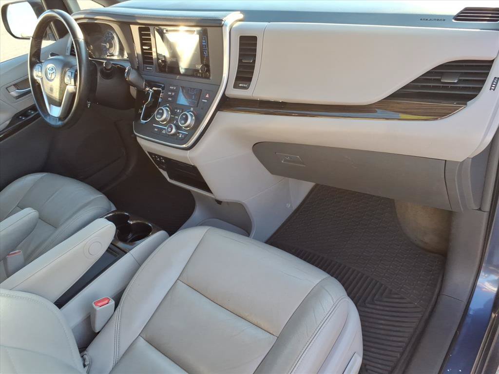 Used 2015 Toyota Sienna XLE w/ XLE Navigation Package FWD image 18