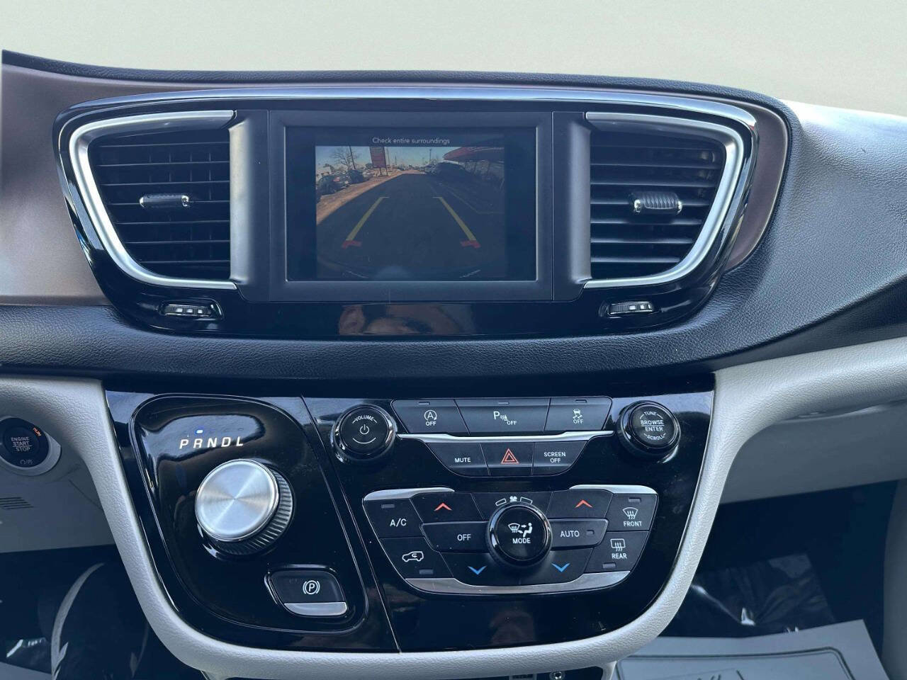 Used 2019 Chrysler Pacifica Touring Plus w/ Tire & Wheel Group FWD image 23