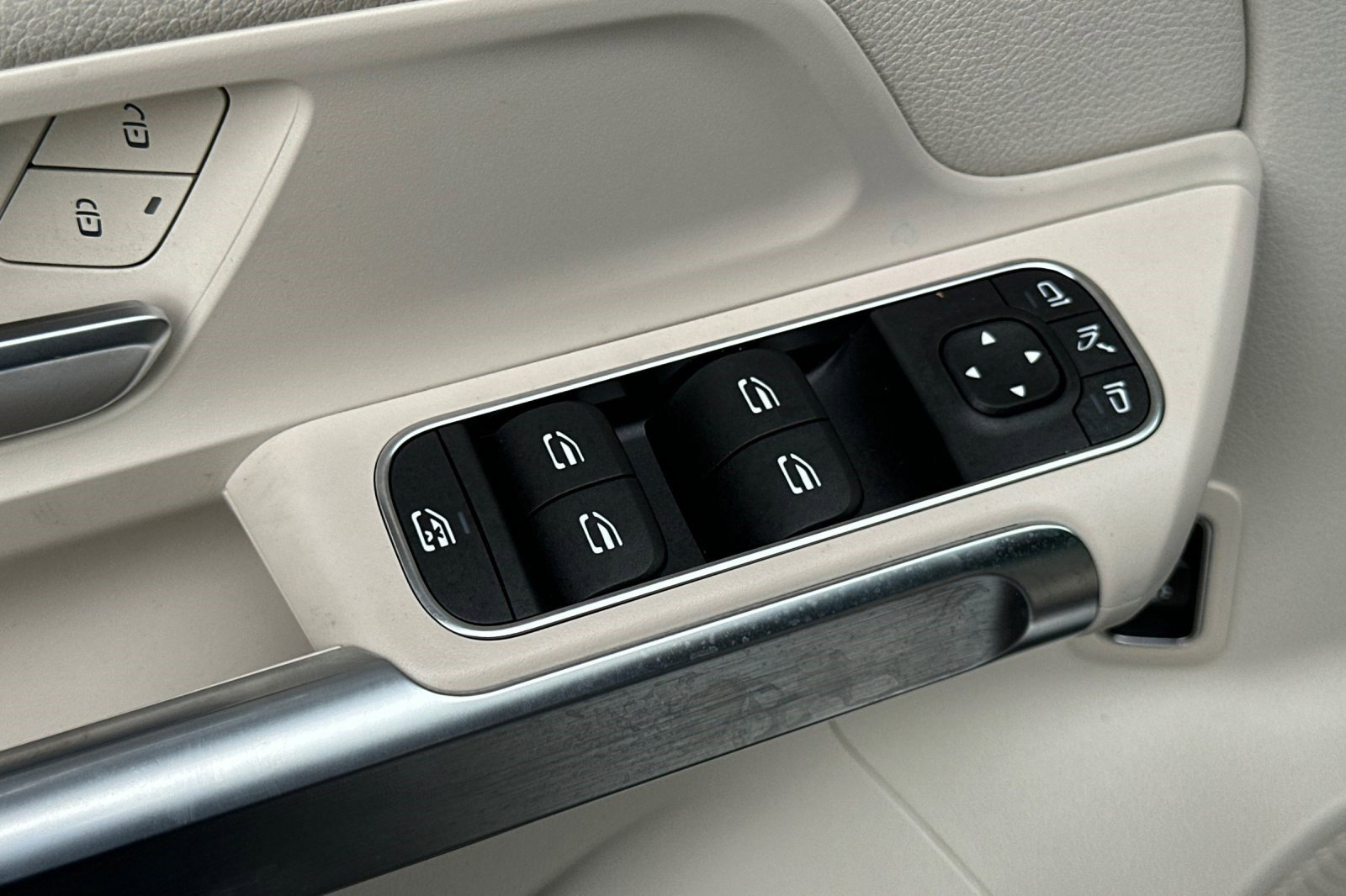 Used 2025 Mercedes-Benz EQB 300 4MATIC image 13