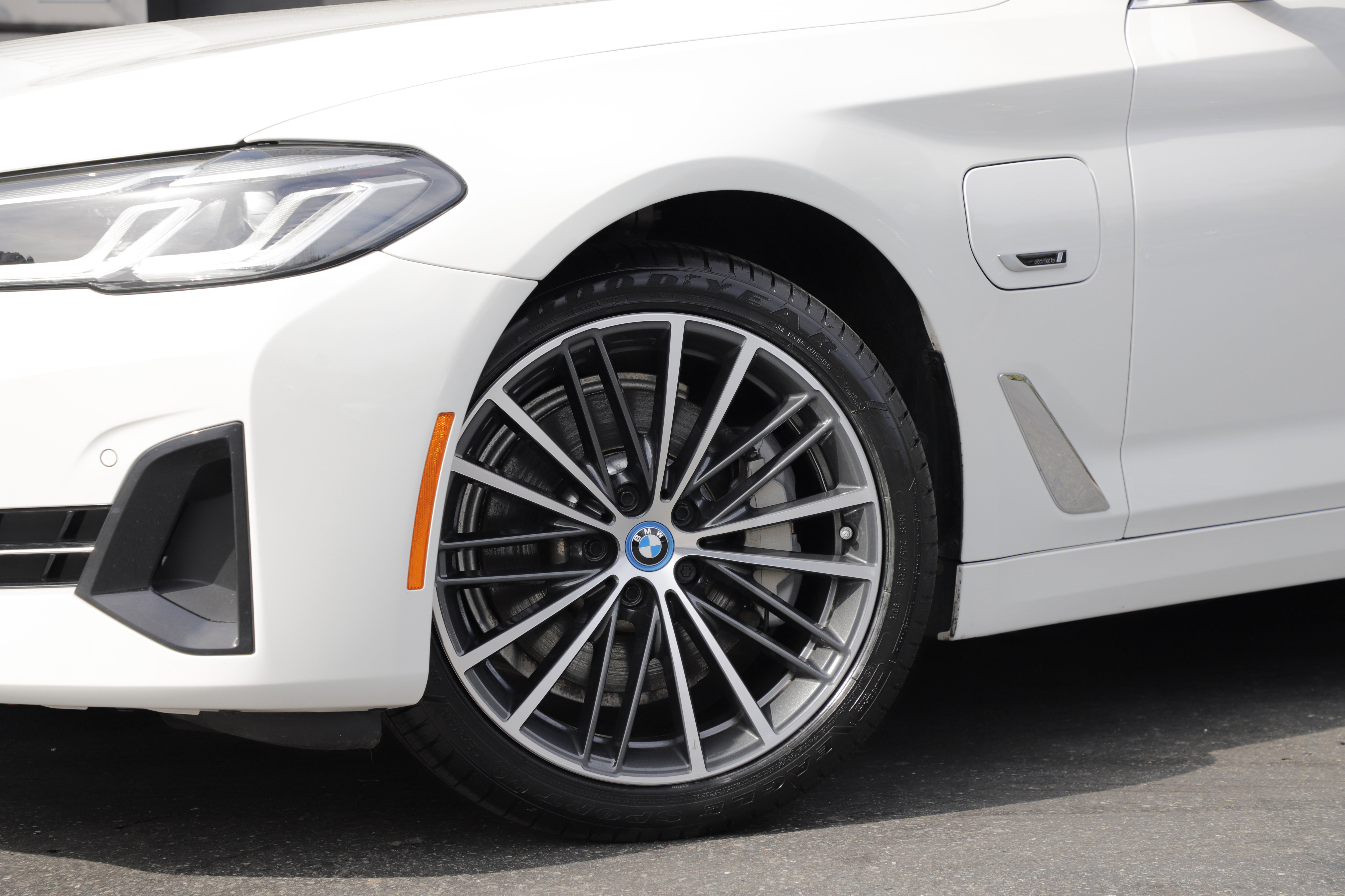 Used 2023 BMW 530e xDrive w/ Premium Package AWD/4WD image 2