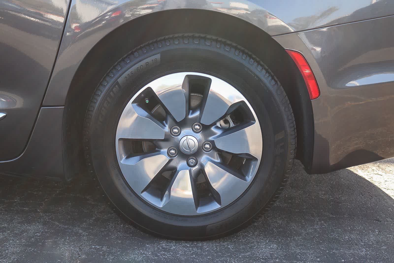 Used 2019 Chrysler Pacifica Limited w/ Advanced Safetytec Group FWD image 10