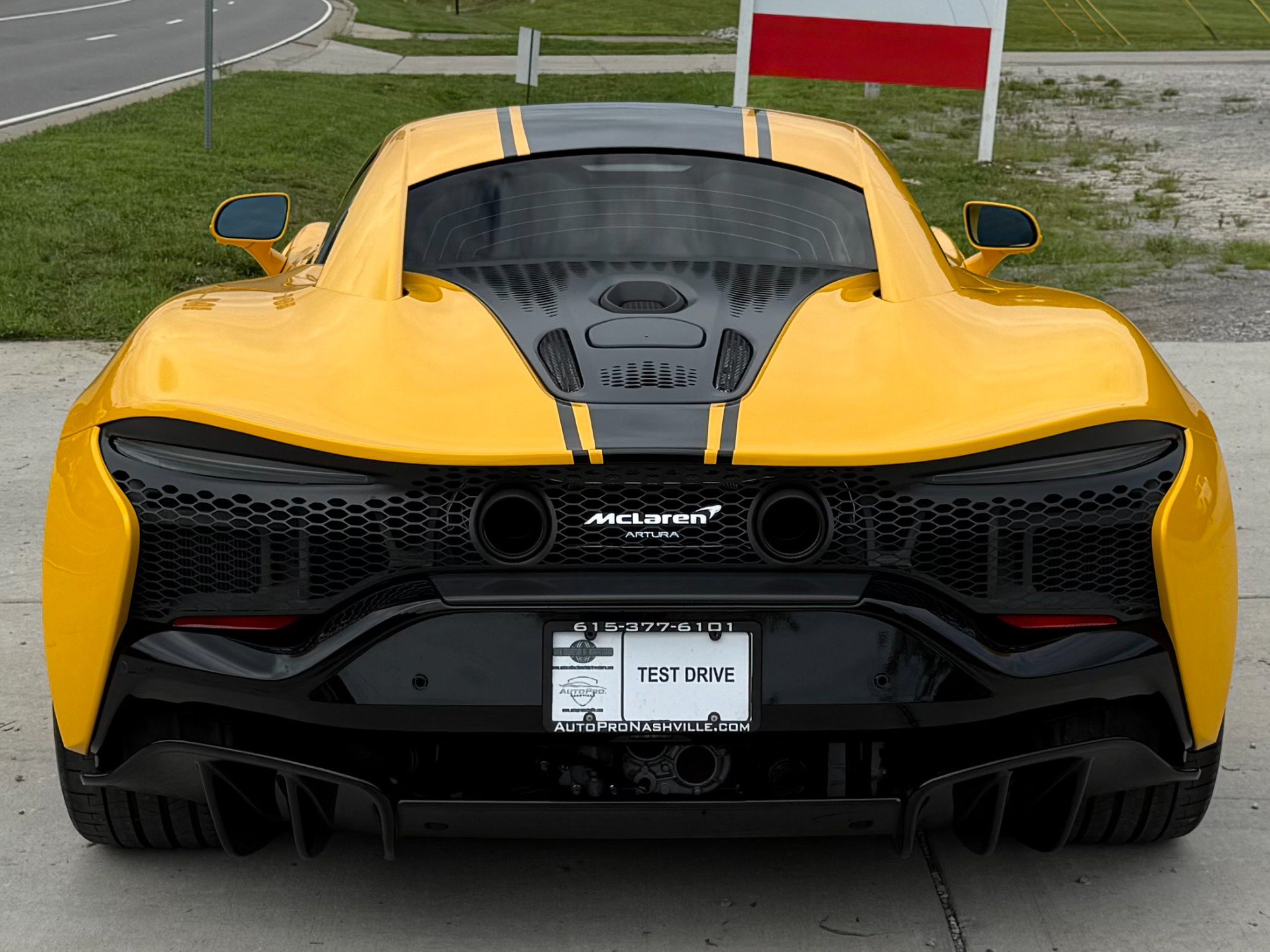 Used 2024 McLaren Artura RWD image 13