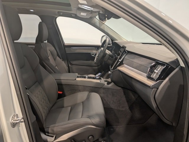 Used 2025 Volvo XC90 B6 Plus image 32