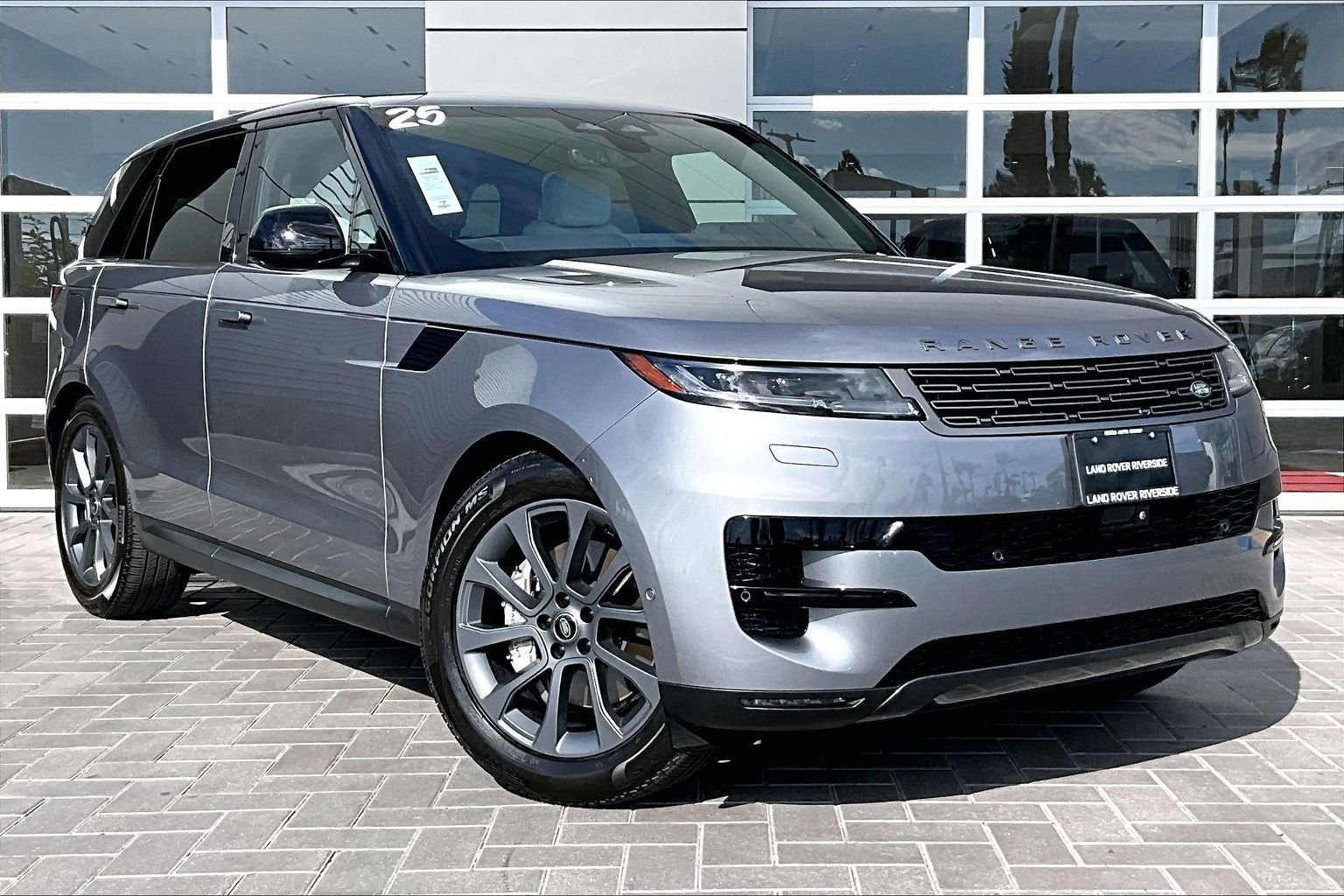Used 2025 Land Rover Range Rover Sport image 3