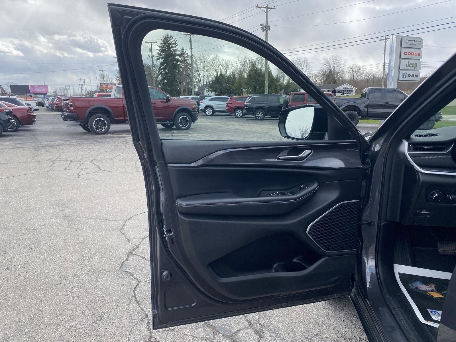 Used 2022 Jeep Grand Cherokee Altitude image 12