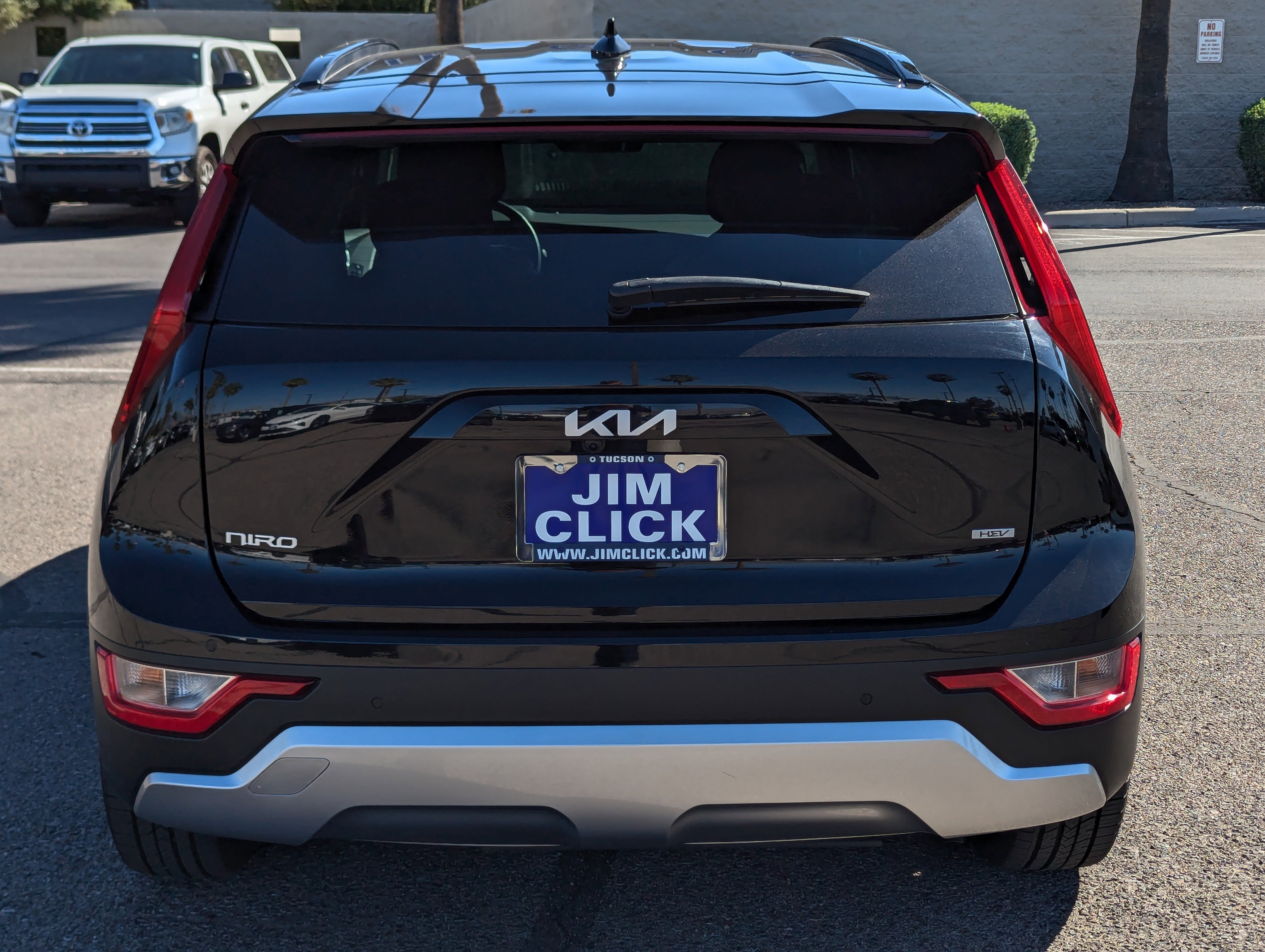 Used 2023 Kia Niro EX image 3